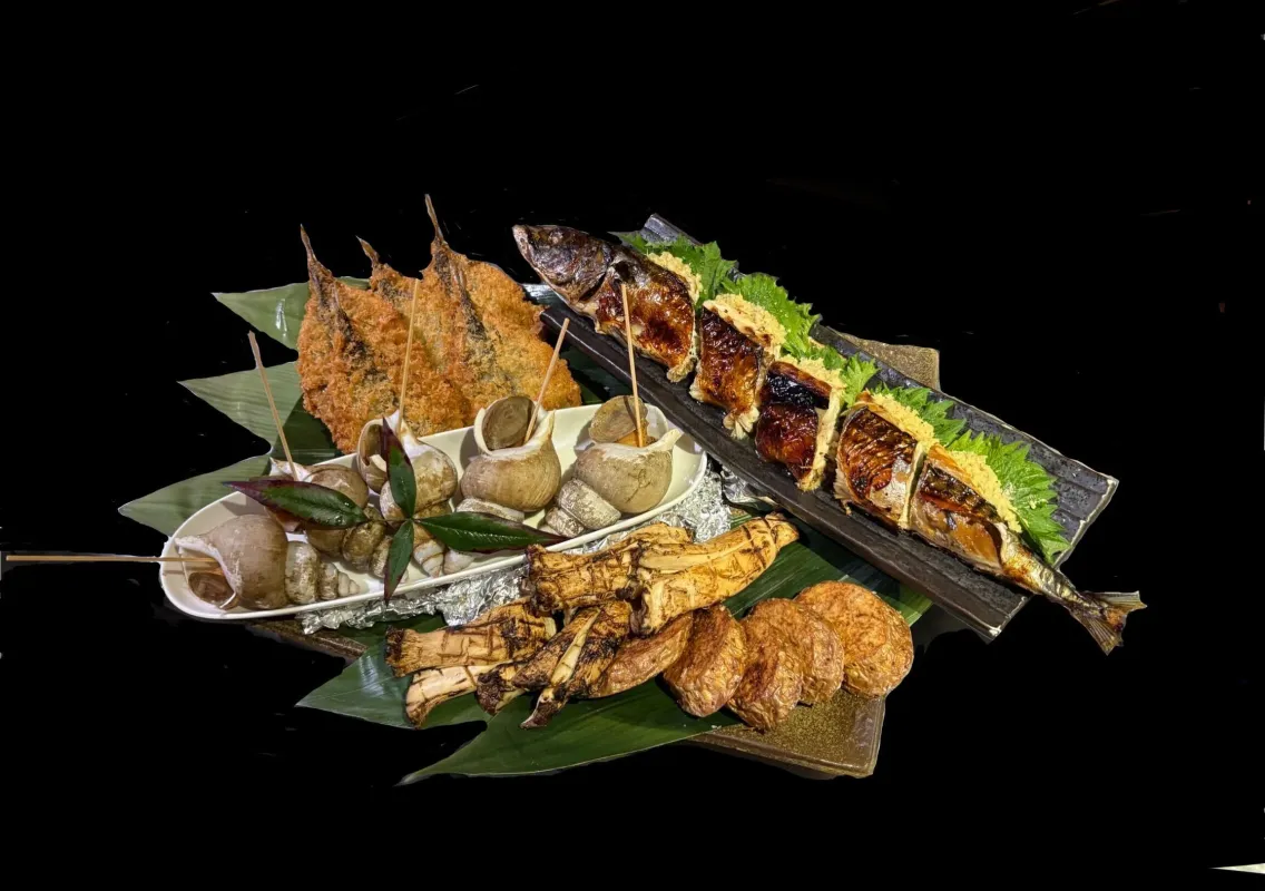 山陰の食材を使った季節の前菜盛り合わせから始まる郷音特別コース、美しく盛り付けられた地元の海の幸と野菜料理