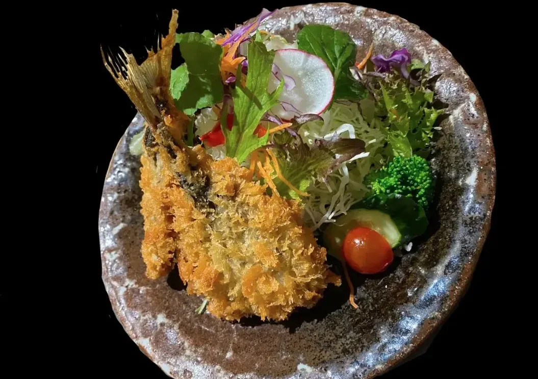 郷音名物の山陰アジフライ定食、境港産の肉厚なアジを使い、サクサクの衣とふわふわの身が自慢