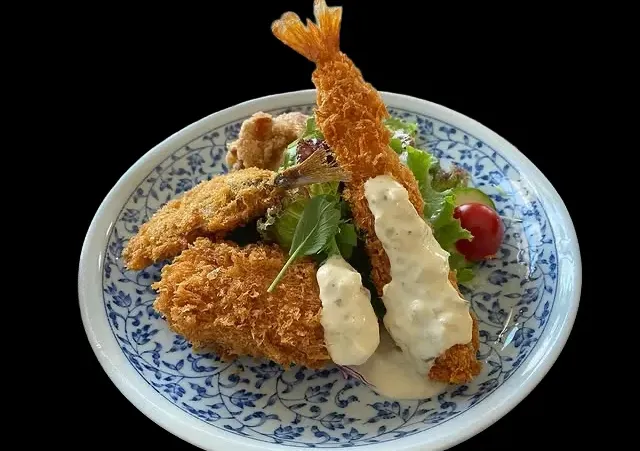 郷音のミックスフライ定食、アジフライ・エビフライ・カニグラタンコロッケの豪華盛り合わせ