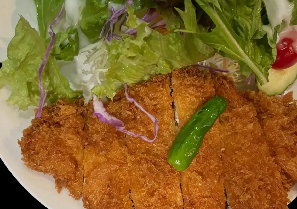 鳥取県産鶏カツ定食、サクッと柔らかい鳥取育ちの鶏カツ