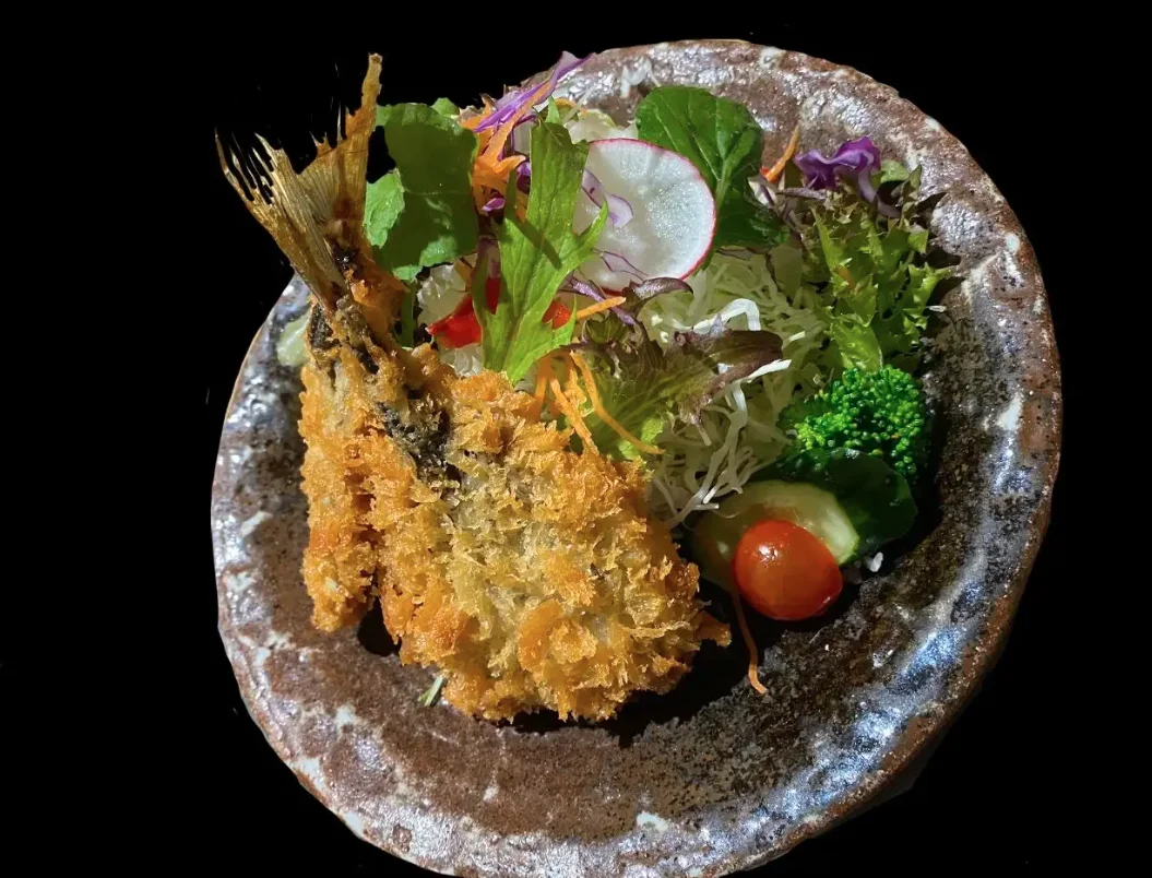 郷音名物の山陰アジフライ定食、境港産の肉厚なアジを使い、サクサクの衣とふわふわの身が自慢