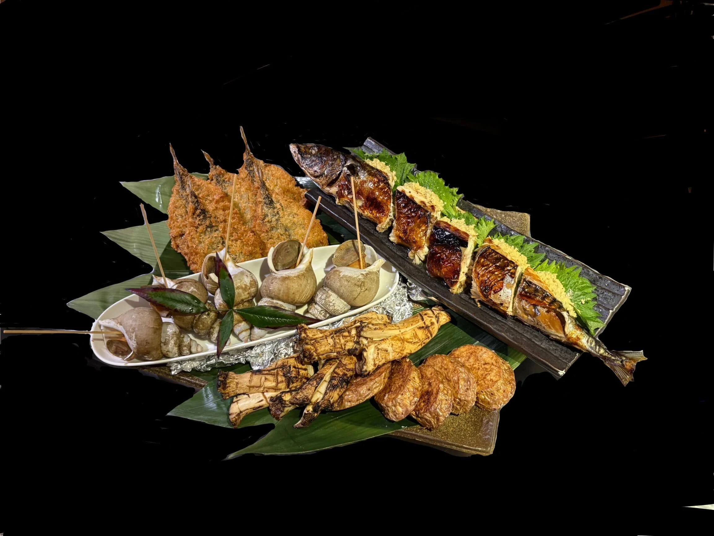 山陰の食材を使った季節の前菜盛り合わせから始まる郷音特別コース、美しく盛り付けられた地元の海の幸と野菜料理