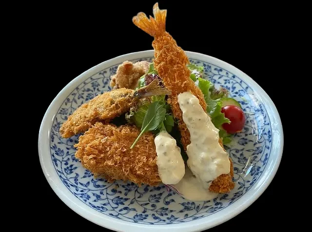郷音のミックスフライ定食、アジフライ・エビフライ・カニグラタンコロッケの豪華盛り合わせ